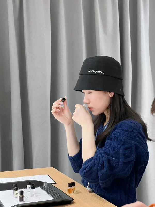 (彭雨欣进行嗅觉训练)