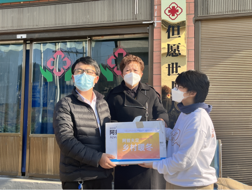 (乡村医生项目驻点队员将阿兹夫定捐赠至织金县村卫生室)