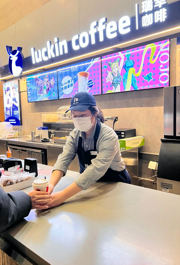 (郑慧洋在门店工作)