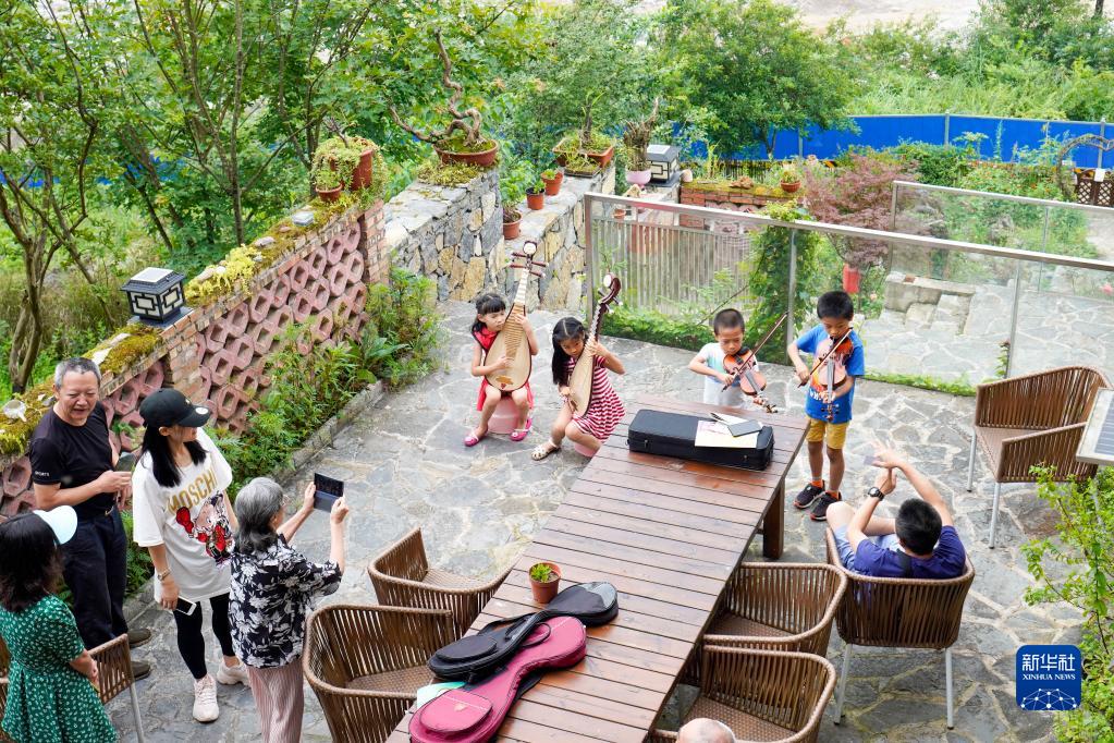 　　2020年7月30日，在重庆市武隆区仙女山街道荆竹村一家民宿内，游客在小院里休闲娱乐。新华社记者 刘潺 摄