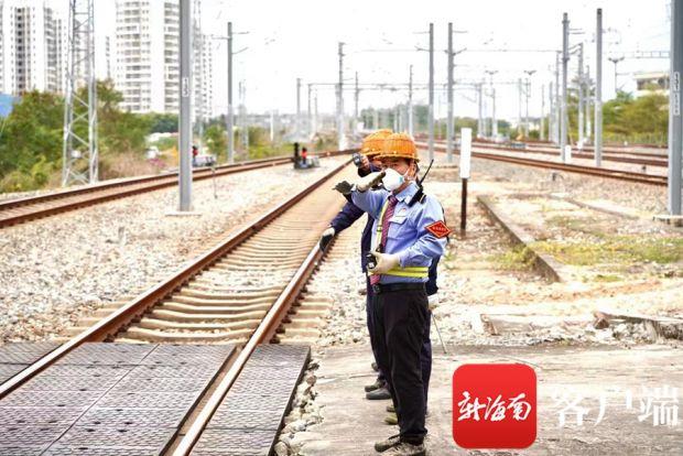 李宁在工作。通讯员供图
