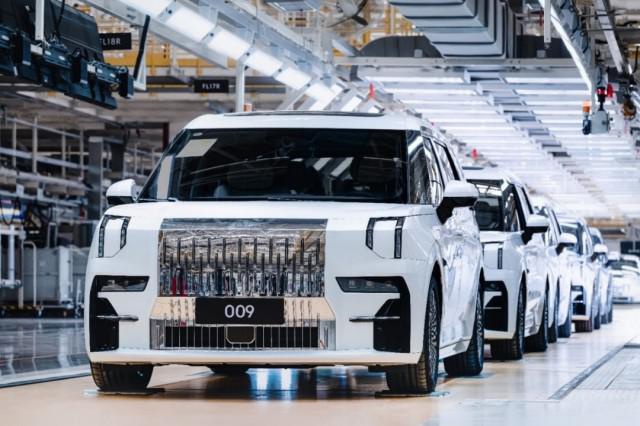 极氪 009 首批量产车开启交付:最高续航 822 公里,售 49.9 万元