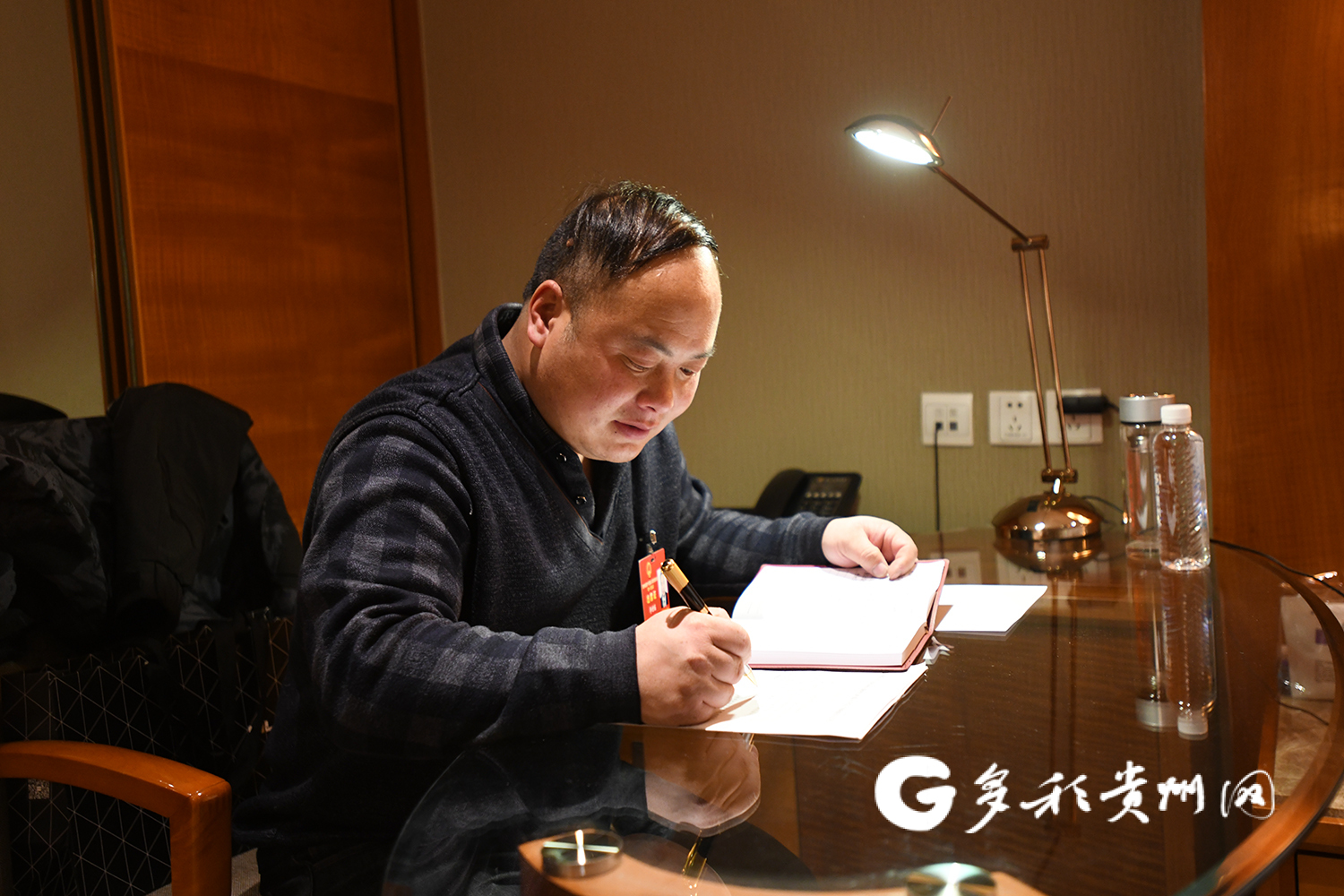 贵州省人大代表李世瑶认真草拟建议