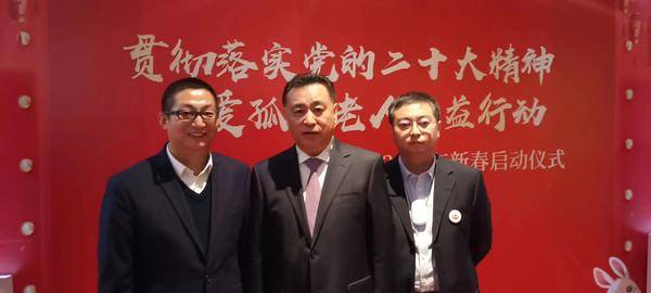 洪龙健康科技总经理陈永光先生(左一)