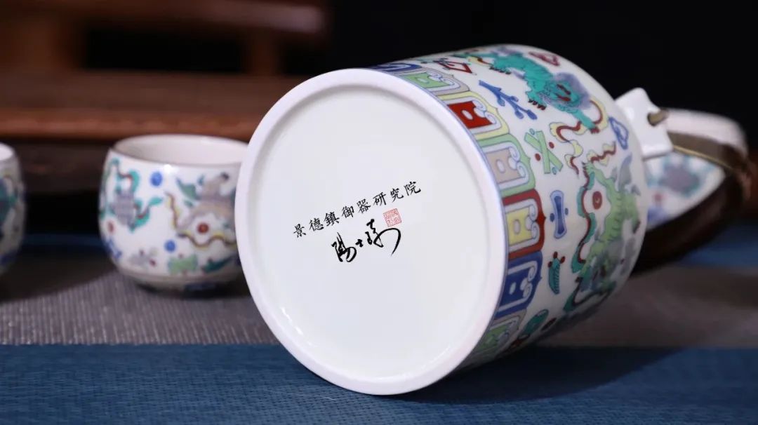 每套茶礼底部均有杨士琦大师款识，确保每一件作品都是经过严格品控的。【大明斗彩提梁壶套组/三才盖碗】0
