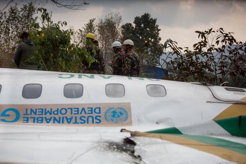 ▲这是1月16日在尼泊尔博克拉地区坠机现场拍摄的飞机残骸。
