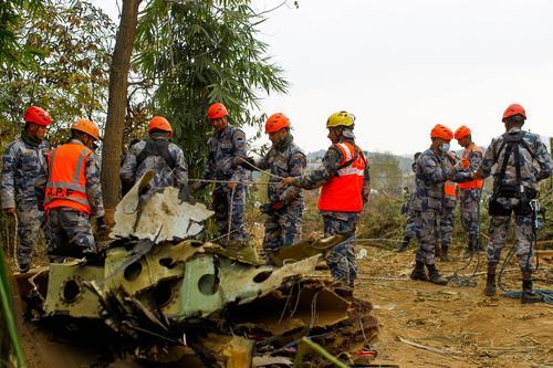 ▲16日，救援人员在尼泊尔博克拉地区坠机现场工作。