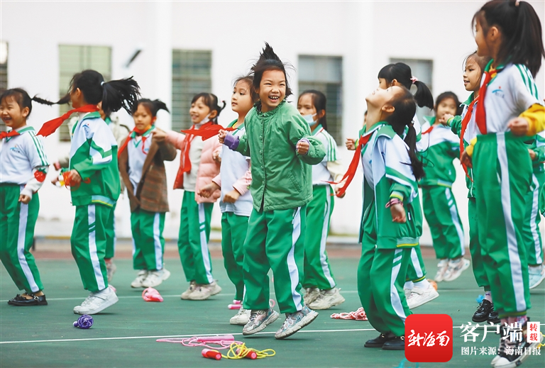 　　在屯昌县向阳小学，学生们练习跳绳。方山 摄