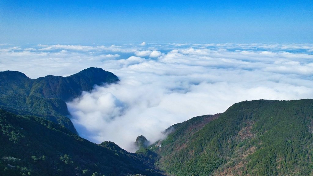 冬游江西明月山，山上玩雪山下泡汤，看飞瀑流云坐小火车，景美好玩