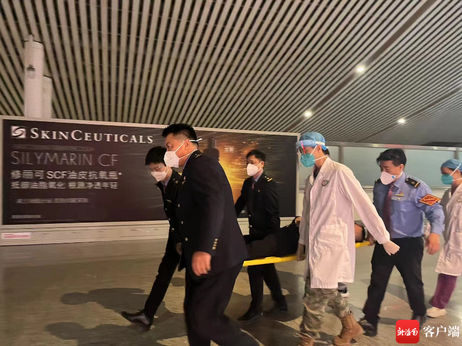 护送旅客上救护车。通讯员供图