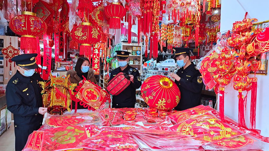 图为1月12日该局执法人员在一家超市检查灯笼产品质量。