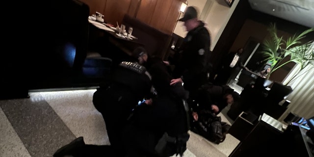美特工在餐馆逮捕一对夫妇