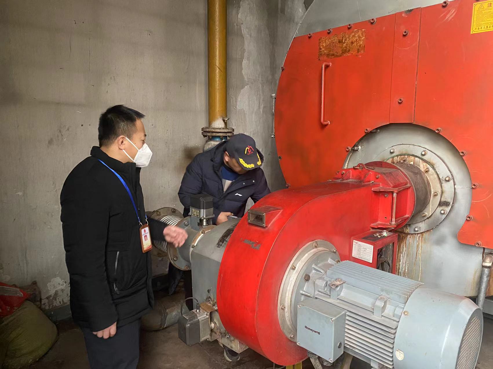 太原市市场监管局执法人员在检查特种设备。太原市市场监管局供图