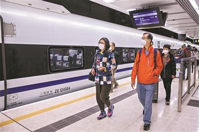 1月15日,廣深港高鐵香港段恢復運營,香港旅客在西九龍高鐵站搭乘高鐵回內地。(廣州日報全媒體記者 蘇俊傑 攝)