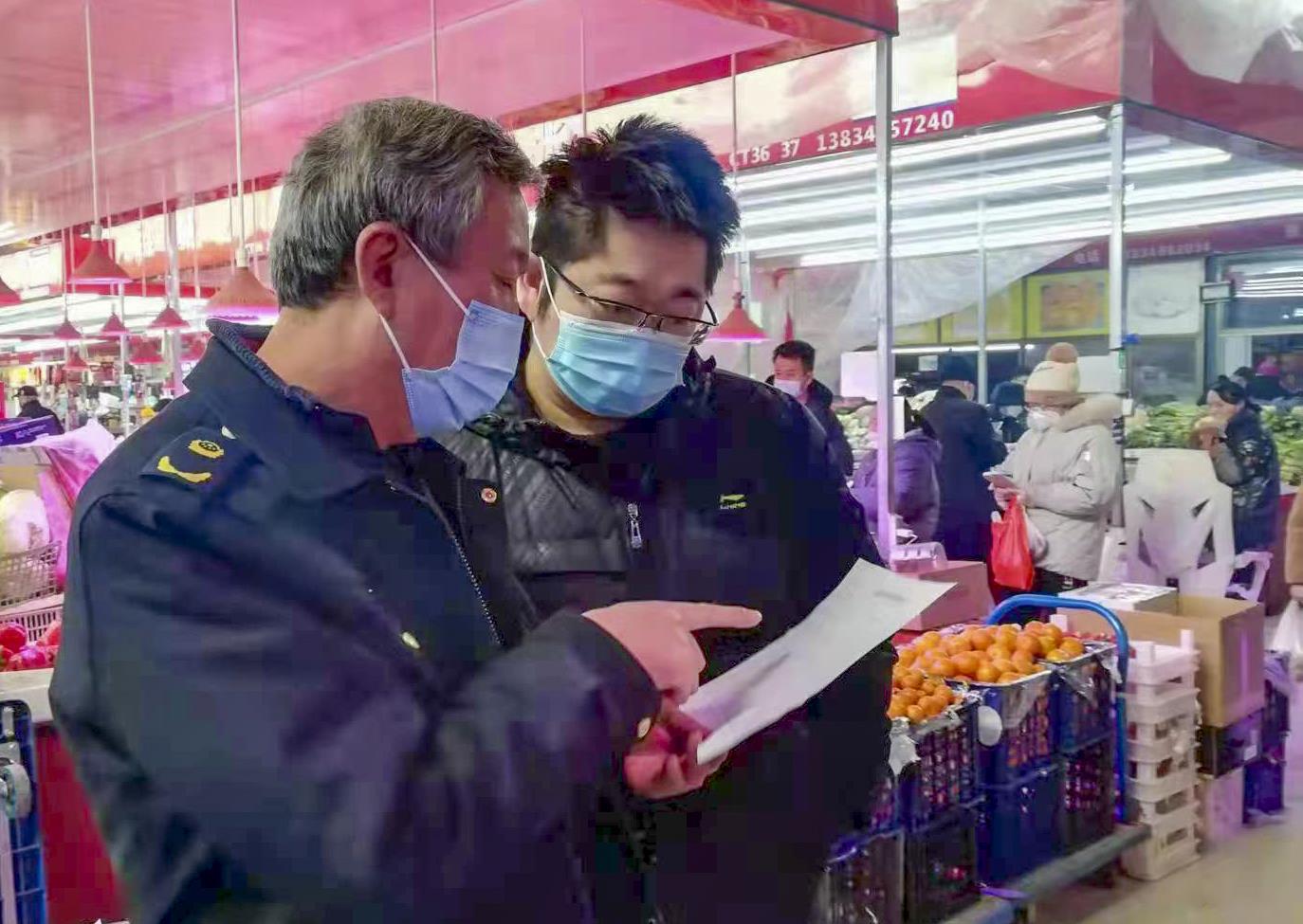 太原市小店区市场监管局执法人员在检查中。太原市小店区市场监管局供图