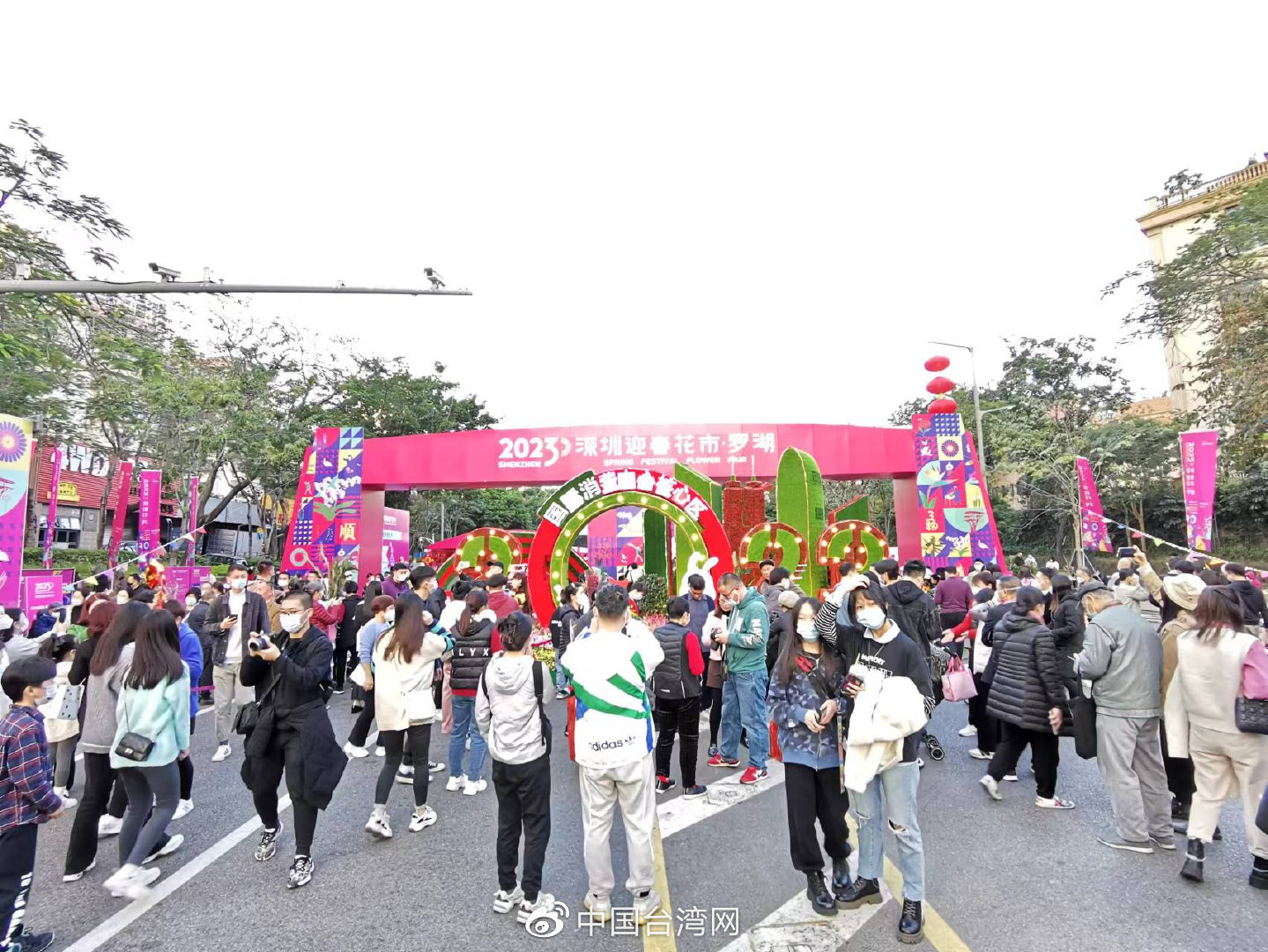 深圳最老牌迎春花市重开，吸引大量游客。（中国台湾网 薛超 摄）