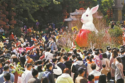 （今年，越秀西湖花市的兔子雕塑成為拍照熱點。廣州日報·新花城記者王燕攝）