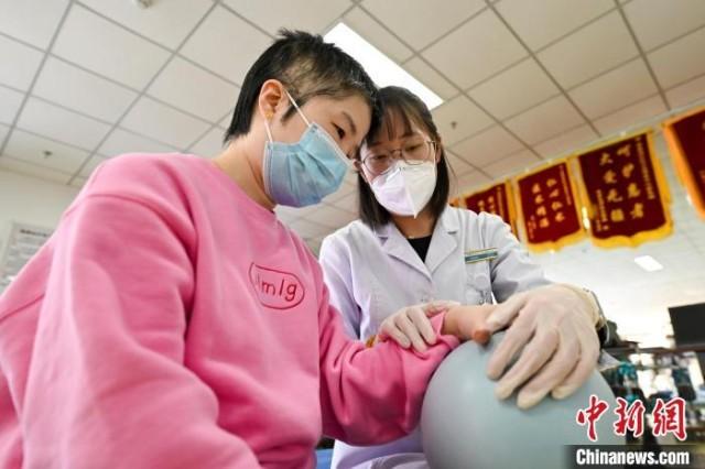 图为医师对患者进行康复治疗。　中新社记者 赵文宇 摄