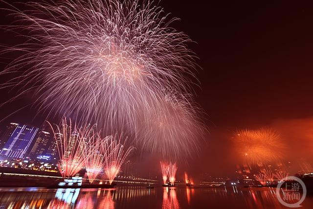 1月21日除夕夜，首届重庆都市艺术节焰火表演活动，在朝天门两江交汇处惊艳亮相。上游新闻记者 任君 摄