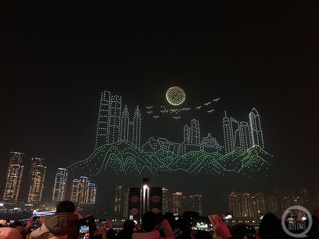 无人机在空中绘制出重庆的壮美山水。 上游新闻记者 裘晋奕 摄