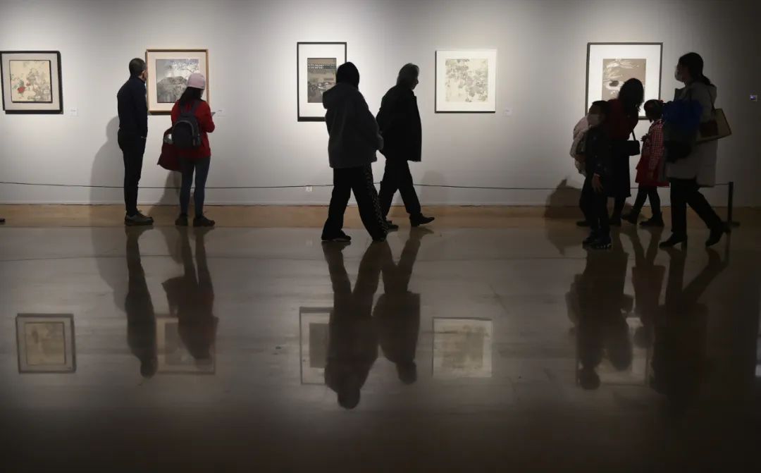 1月22日,观众在中国美术馆参观“美在致广——全国小幅美术精品展”。新华社记者 鲁鹏 摄