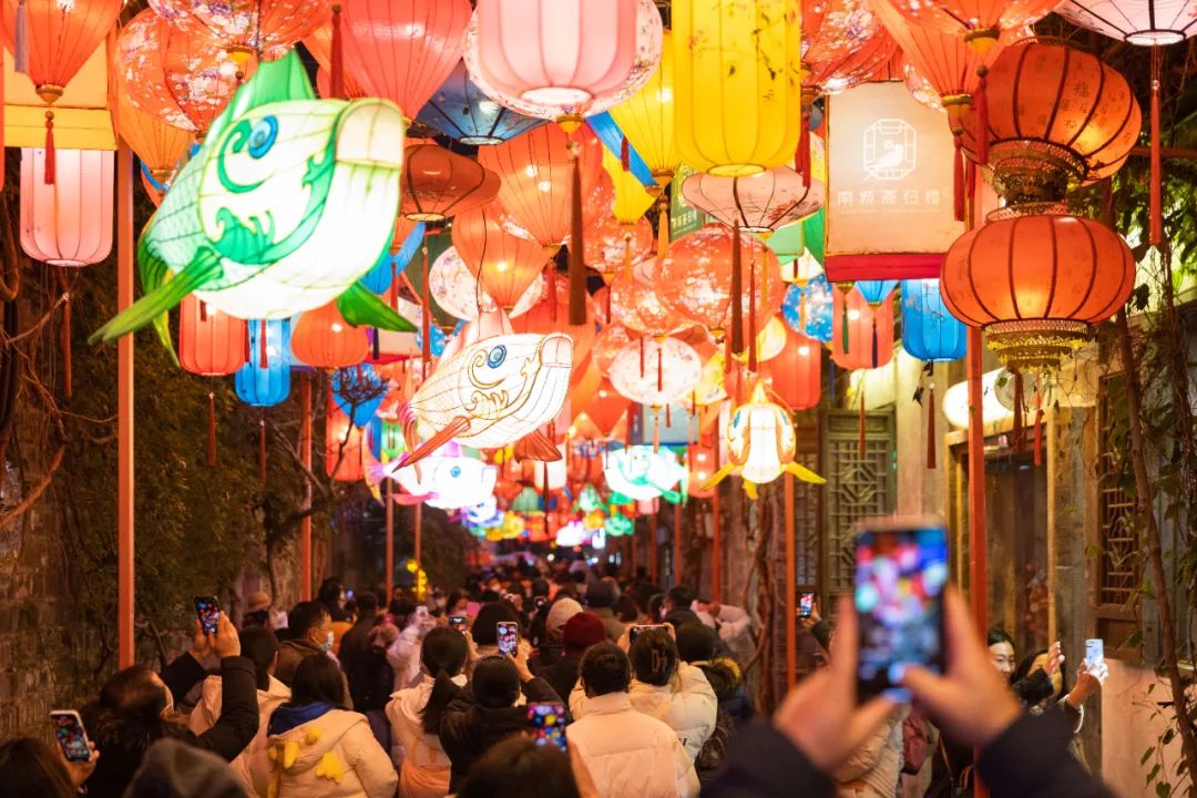 1月22日,游人在南京老门东景区赏灯游览。新华社发(苏阳摄)