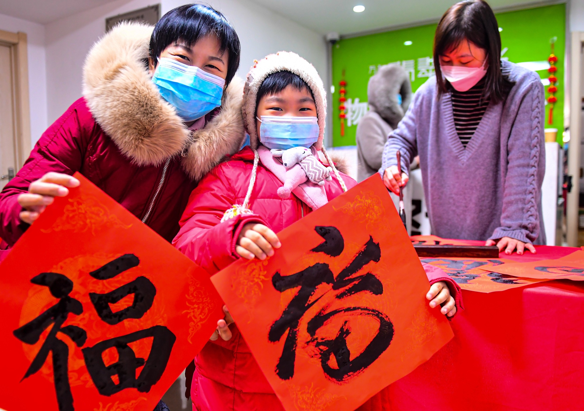 △2023年1月14日,辽宁沈阳铁西区建北社区开展舞狮、送福字等活动庆祝新年。