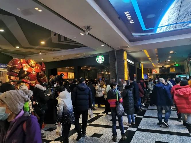 万达电影广场观影人潮涌动