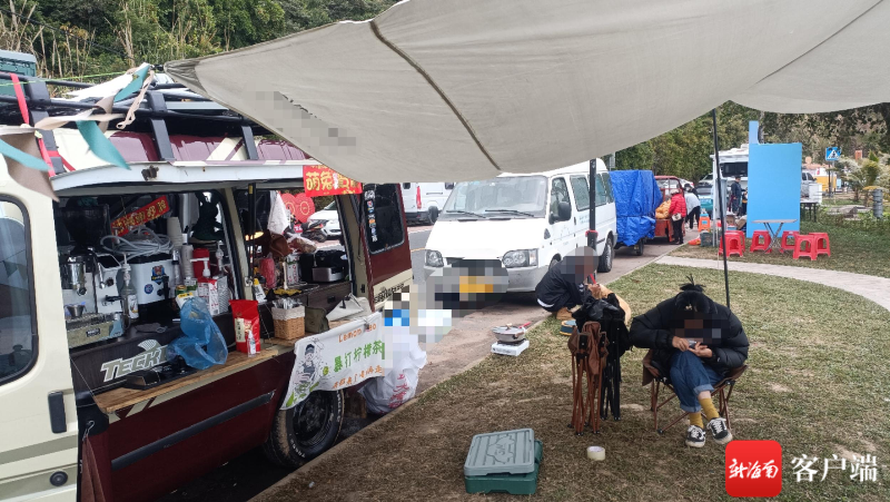路边草坪上有支起的帐篷、桌椅等。记者石祖波 摄