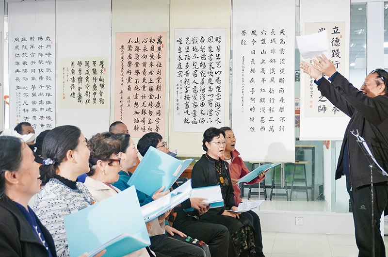 △2022年11月8日,贵州省贵阳市观山湖区金元社区的居民在老年学校合唱班参加活动。