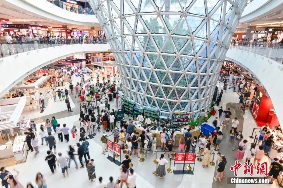 1月22日,中国农历正月初一,cdf三亚国际免税城吸引众多顾客前来购物。中新社记者 骆云飞 摄