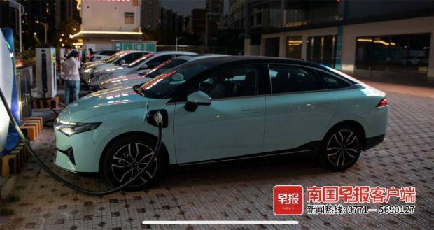 ▲正在充电的新能源汽车。