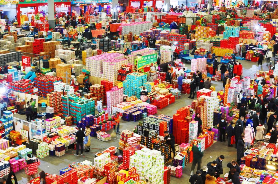 消费者在浙江义乌果品市场采购年货。龚献明摄(新华社)
