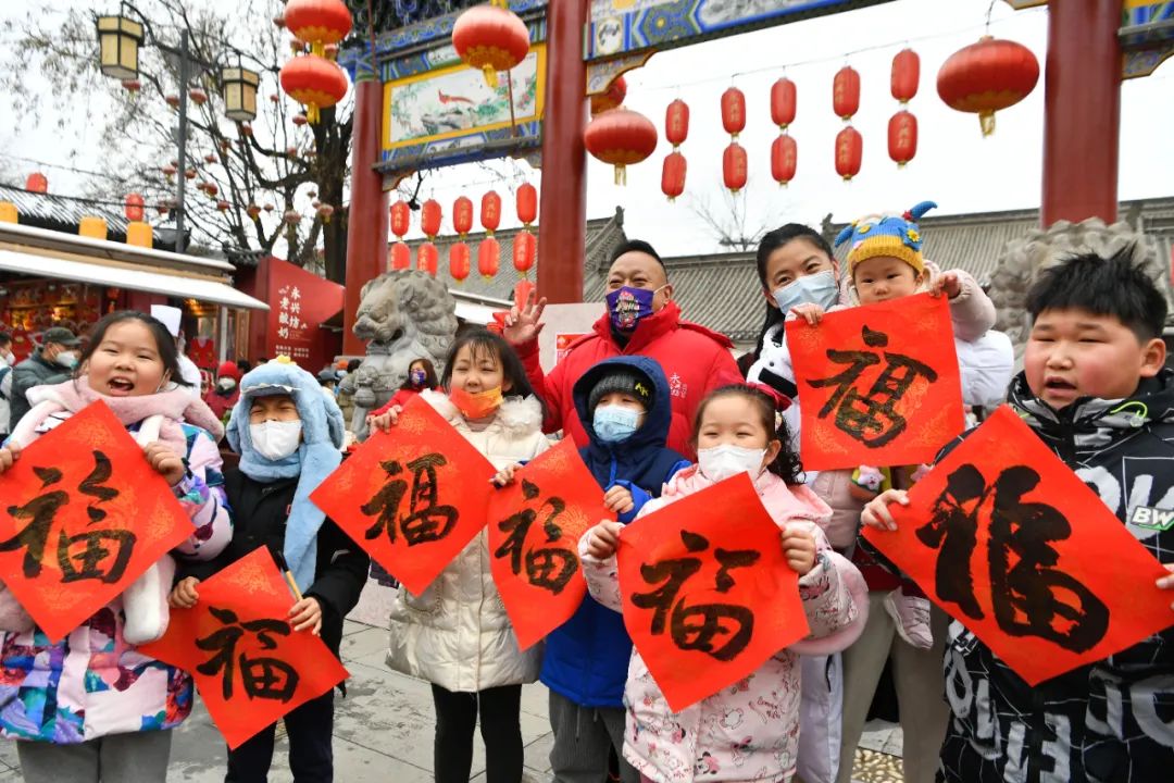 游客在陕西西安市永兴坊景区展示收到的福字。张博文摄(新华社)