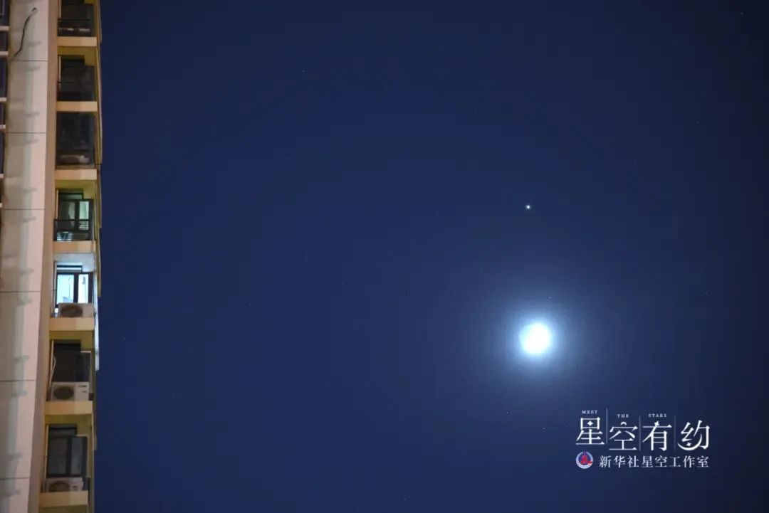 这是天津市天文爱好者杨婧2022年12月26日在天津市南开区拍摄的木星伴月。(本人供图)