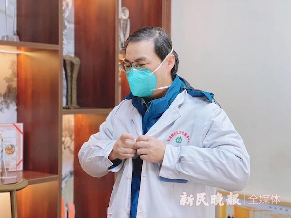 　　图说：严正换好衣服准备出诊