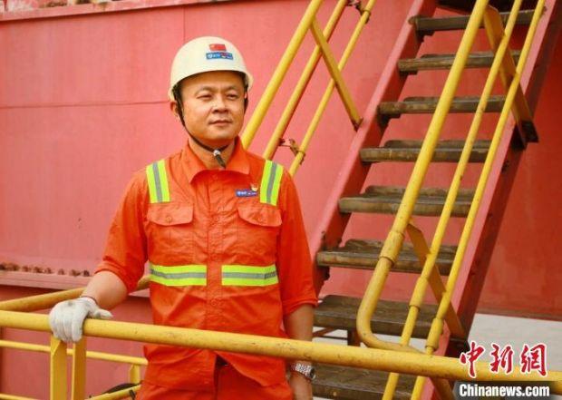 夏天站在桥吊上目送货轮远去。 受访者 供图