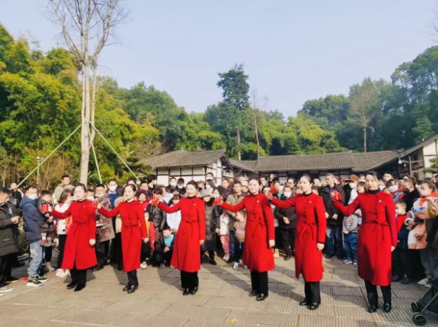 春天的故事宣讲团进行宣讲。邓小平故里旅游区供图