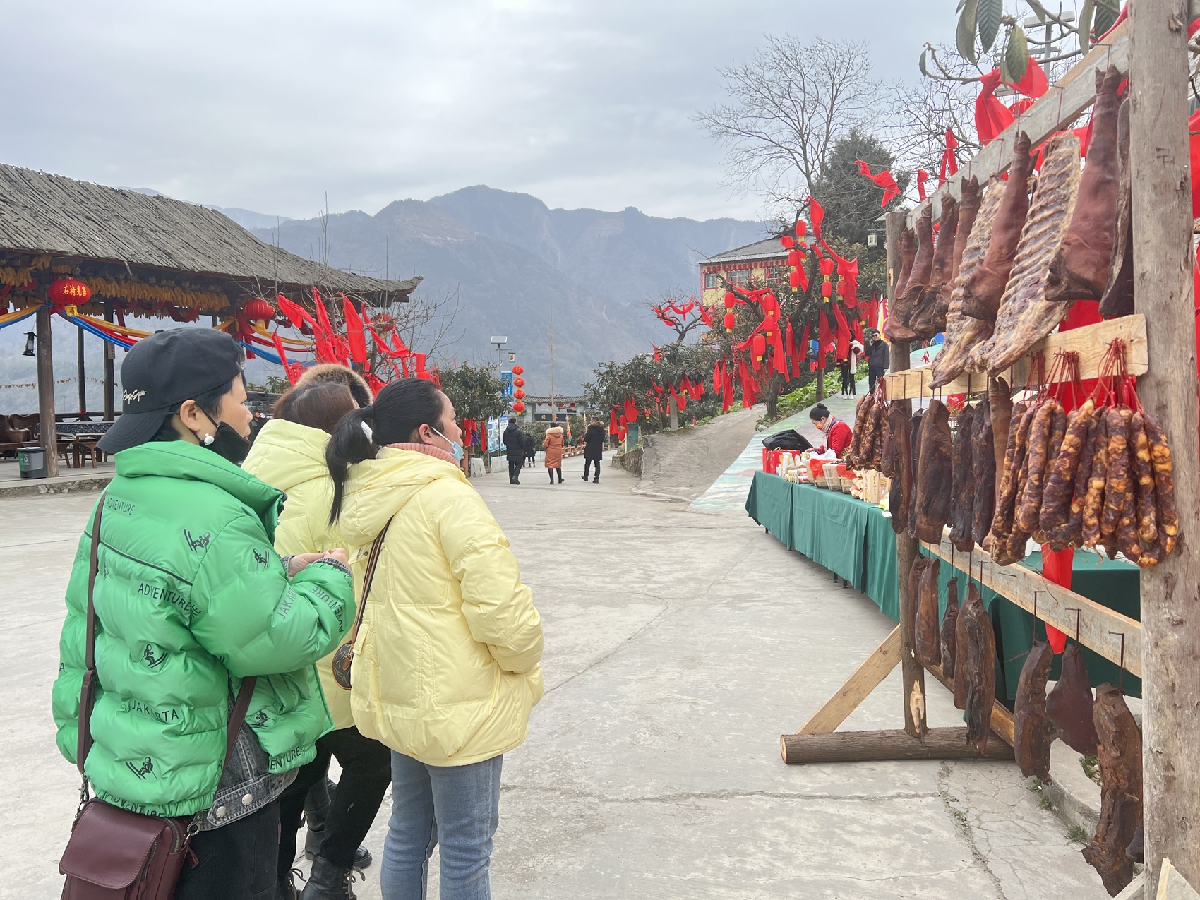 1月24日上午，外地游客在石椅村选购当地特色腊肉等产品。邓勇 摄