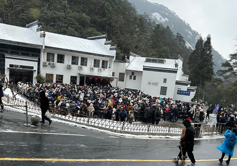 ↑1月24日上山高峰期，黄山登山口排队近两个多小时