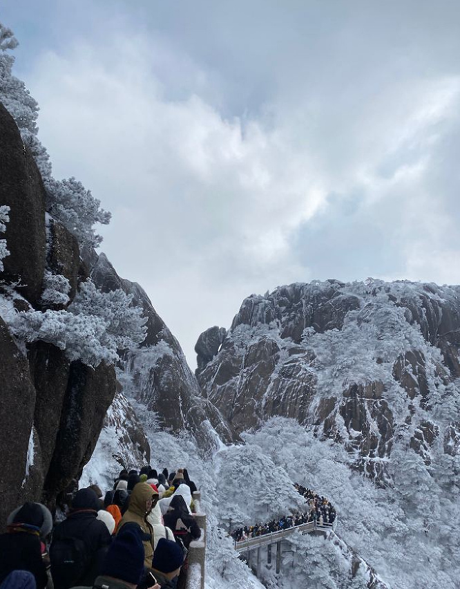 ↑1月25日黄山部分旅游路线出现人流拥堵