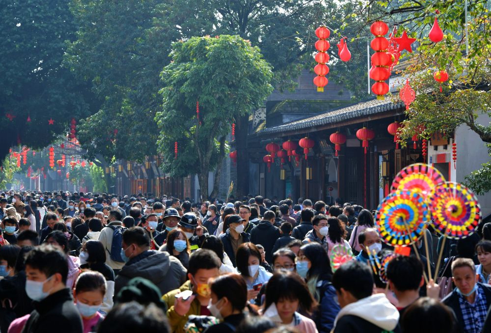 1月22日,游客在福建福州三坊七巷南后街游玩。新华社记者 魏培全 摄