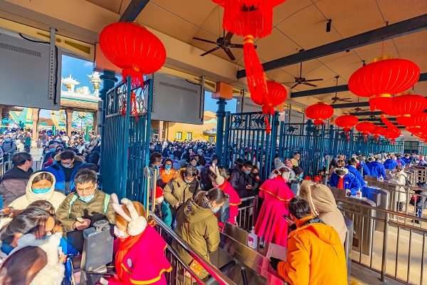 图说：游客排队有序入园