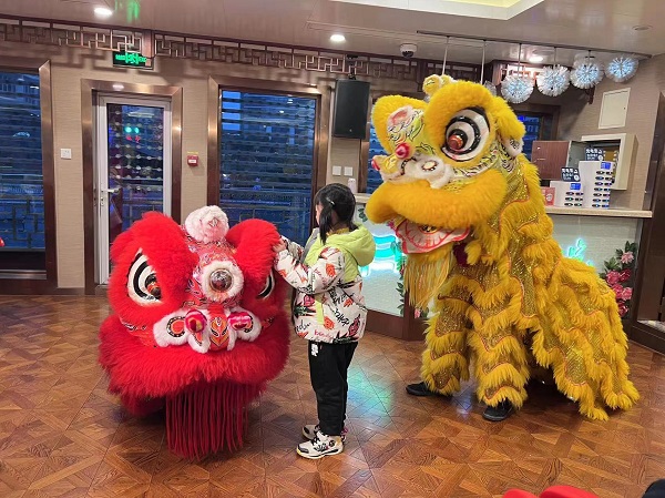 图说：黄浦江游船推出舞狮表演