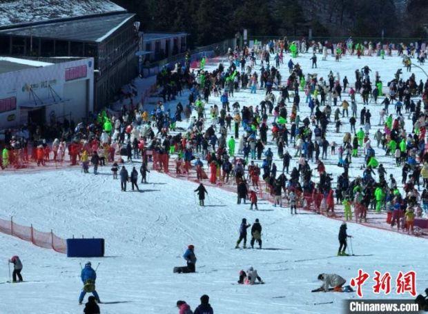临安大明山景区滑雪“人挤人” 徐新供图