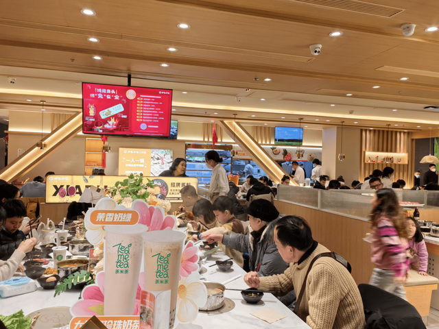 (图注:呷哺呷哺上海世茂广场店)