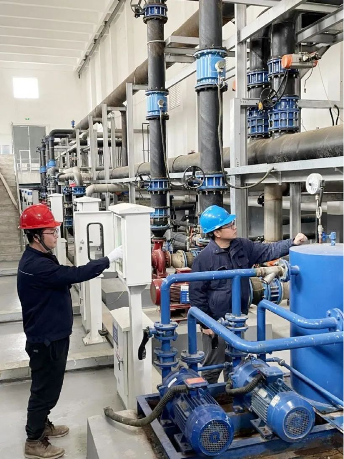 ▲张家加（左）和王宁（右）在江西九江芳兰水质净化厂膜设备间进行巡查摄影：王意