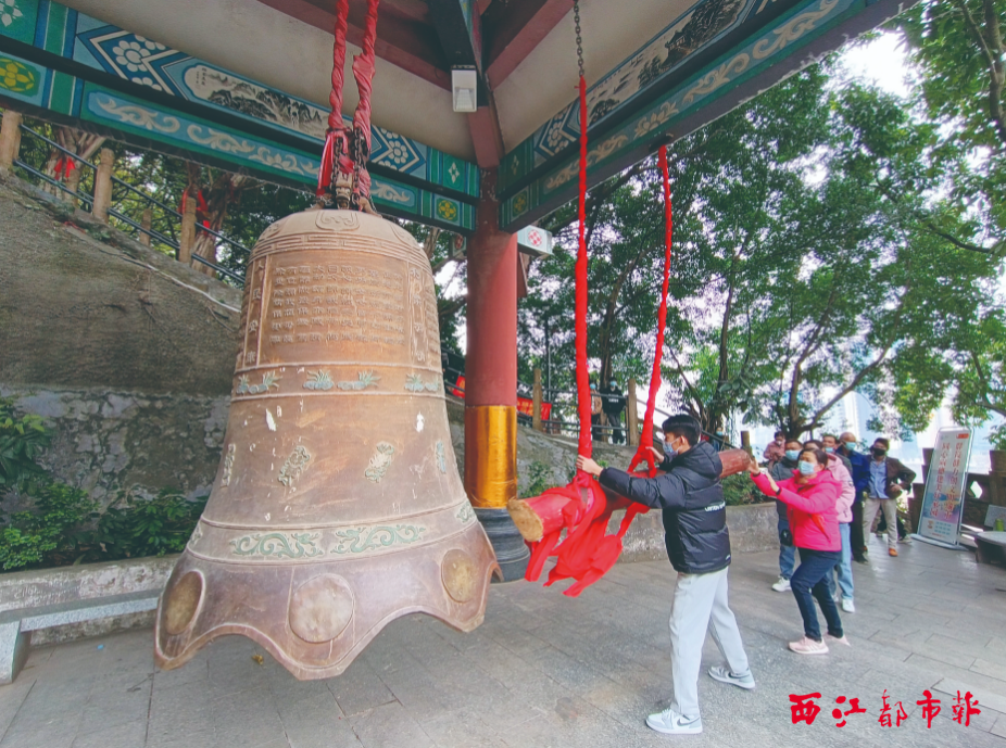1月23日，游客在梧州龙母庙景区参加民俗活动鸣钟祈福。记者 李鸿荣 摄