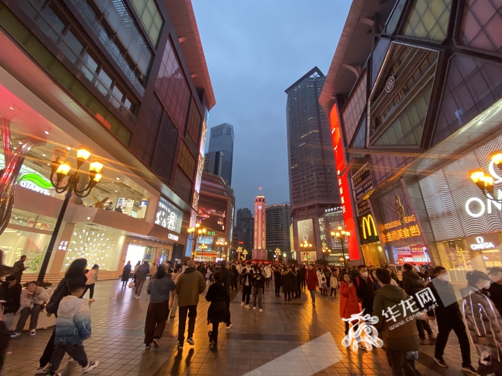 解放碑商圈迎来“开门红”。华龙网-新重庆客户端记者 刘钊 摄