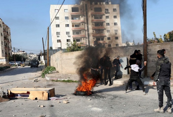 1月26日，在约旦河西岸北部城市杰宁，巴勒斯坦抗议者与以色列军队发生冲突。图源：新华社